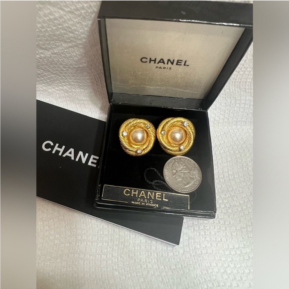 Authentic Chanel PEARL EARRINGS 24K plated - Picture 15 of 15